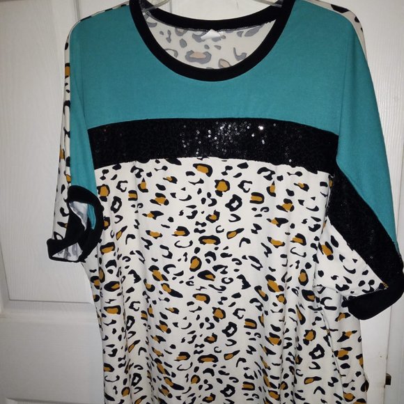 Fun leopard top - Picture 1 of 3